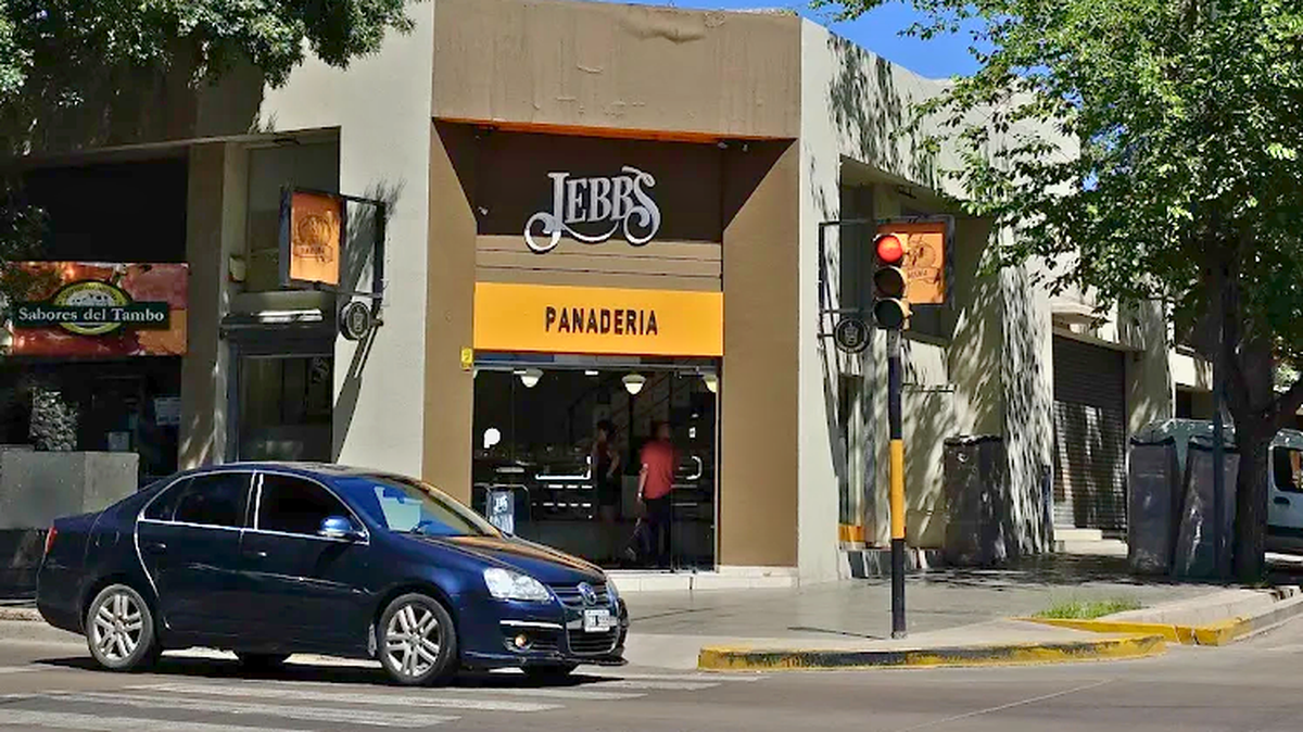 Delincuentes armados asaltaron una reconocida panadería de la Quinta Sección