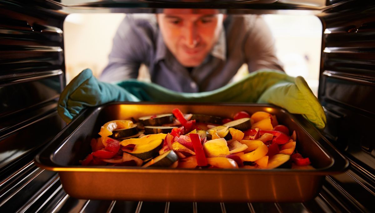 Gracias a este truco de cocina, nunca más se pegarán las verduras en la fuente del horno