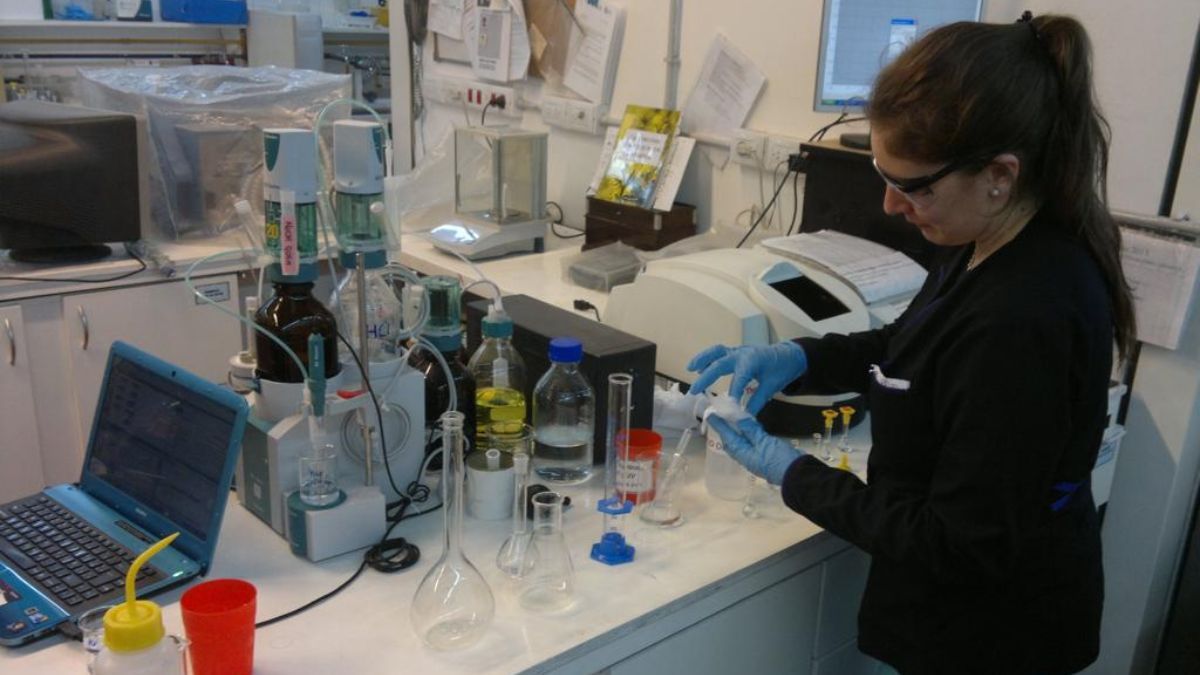 Mónica García en el lugar en el que se siente a pleno, el laboratorio.