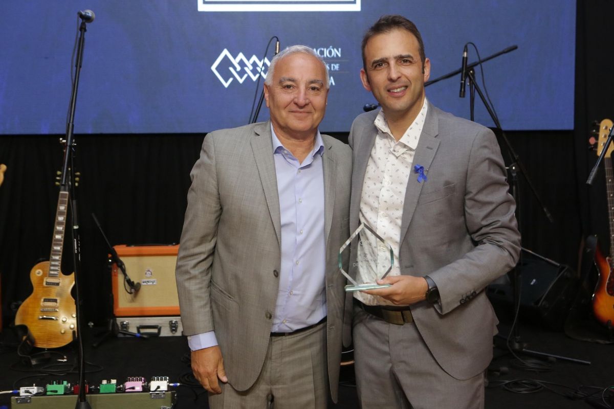 Eduardo Moreno, de AEM, entregó el premio a René Villegas de Sancor Seguros