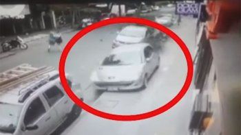 Video: una anciana perdió el control de su auto, subió a la vereda y chocó todo a su paso