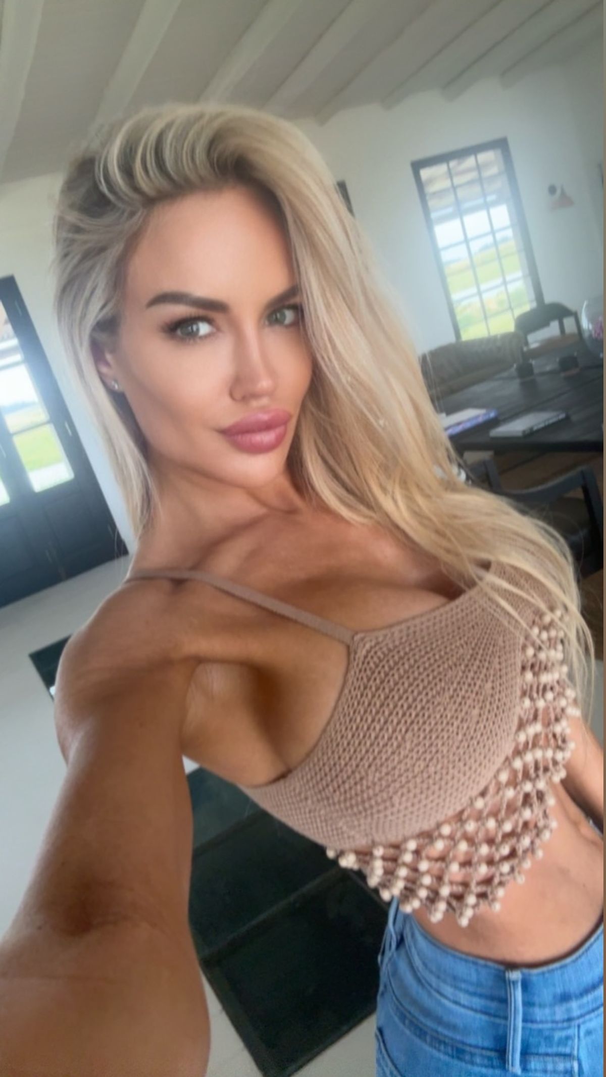 Desde Punta del Este, Luciana Salazar se suma a las transparencias playeras en clave crochet XS. Desde Punta del Este, Luciana Salazar se suma a las transparencias playeras en clave crochet XS.