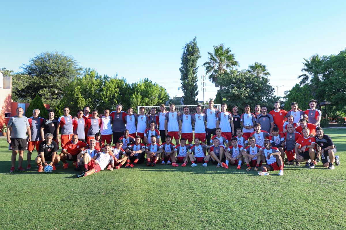 El plantel de Estudiantes antes de jugar con Vélez por el Trofeo de Campeones. El plantel de Estudiantes antes de jugar con Vélez por el Trofeo de Campeones.