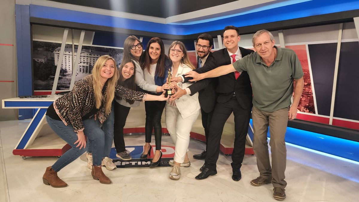 Un gran equipo de profesionales del periodismo político hace Séptimo Día, que el año pasado fue galardonado con el Martín Fierro Federal. Un gran equipo de profesionales del periodismo político hace Séptimo Día, que el año pasado fue galardonado con el Martín Fierro Federal.