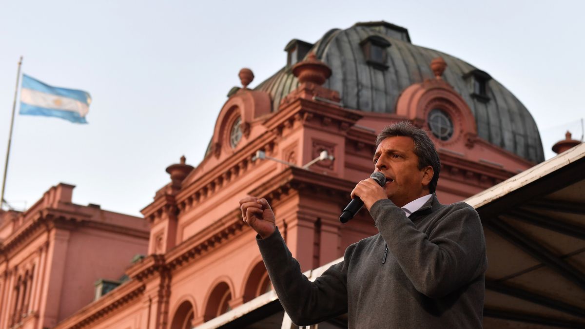 El ministro de Economía anunció que el piso para pagar el Impuesto a las Ganancias será de 15 sueldos mínimos vitales y móviles.