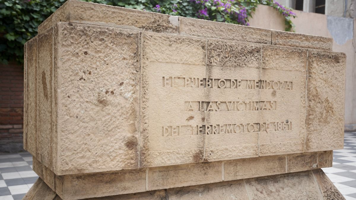 La urna funeraria ubicada en la entrada de Santo Domingo. La urna funeraria ubicada en la entrada de Santo Domingo.