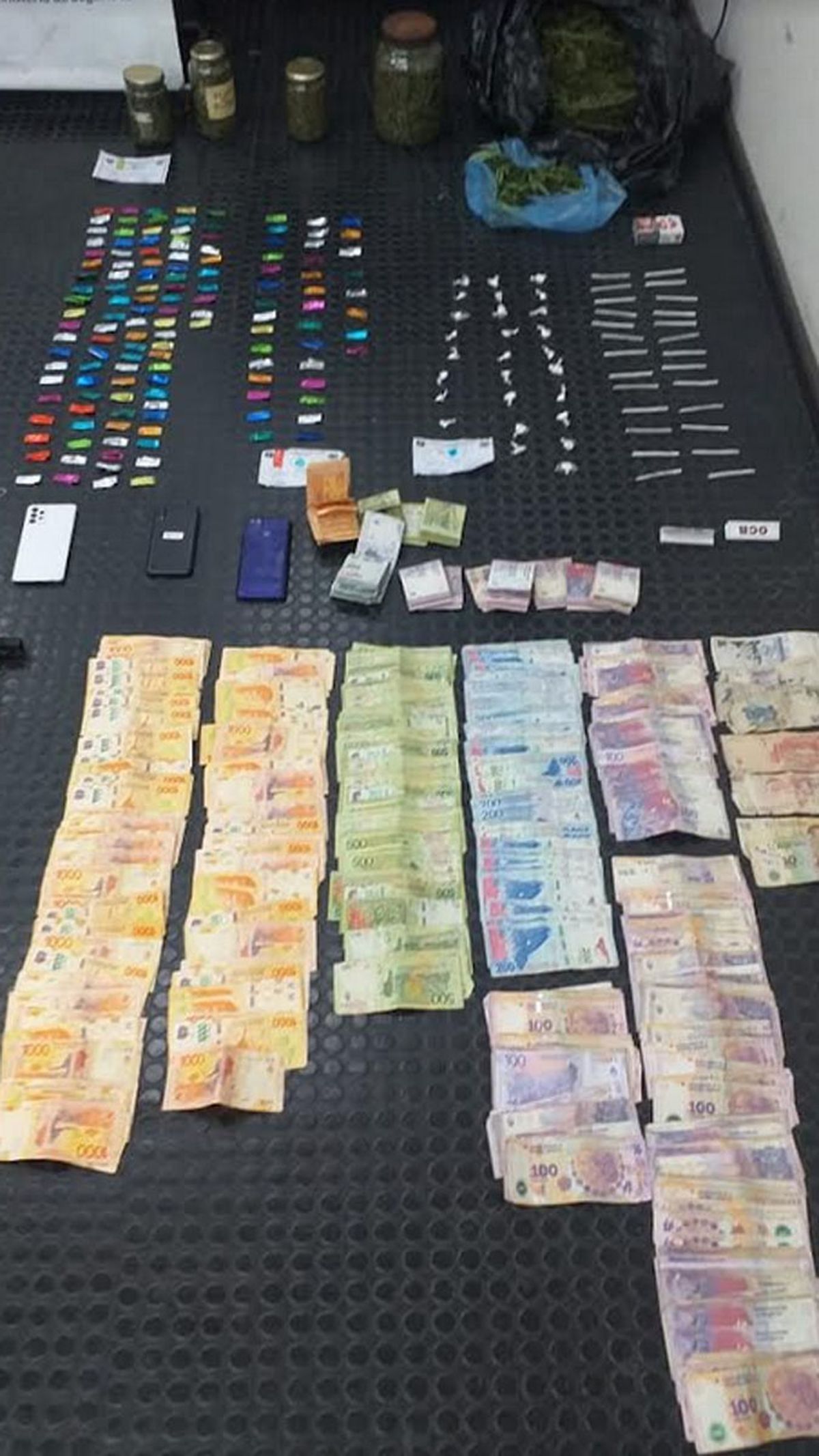 Incautaron 61 plantas de cannabis que pesaban 64 kilos, además de porros, 349 envoltorios de cocaína, y frascos con flores de marihuana.