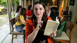 Clarisa Bal es la fundadora del Silent Book Club Mendoza, el club de lectura silenciosa que tendrá un encuentro este sábado en la plaza Independencia y el MMAMM. Clarisa Bal es la fundadora del Silent Book Club Mendoza, el club de lectura silenciosa que tendrá un encuentro este sábado en la plaza Independencia y el MMAMM.