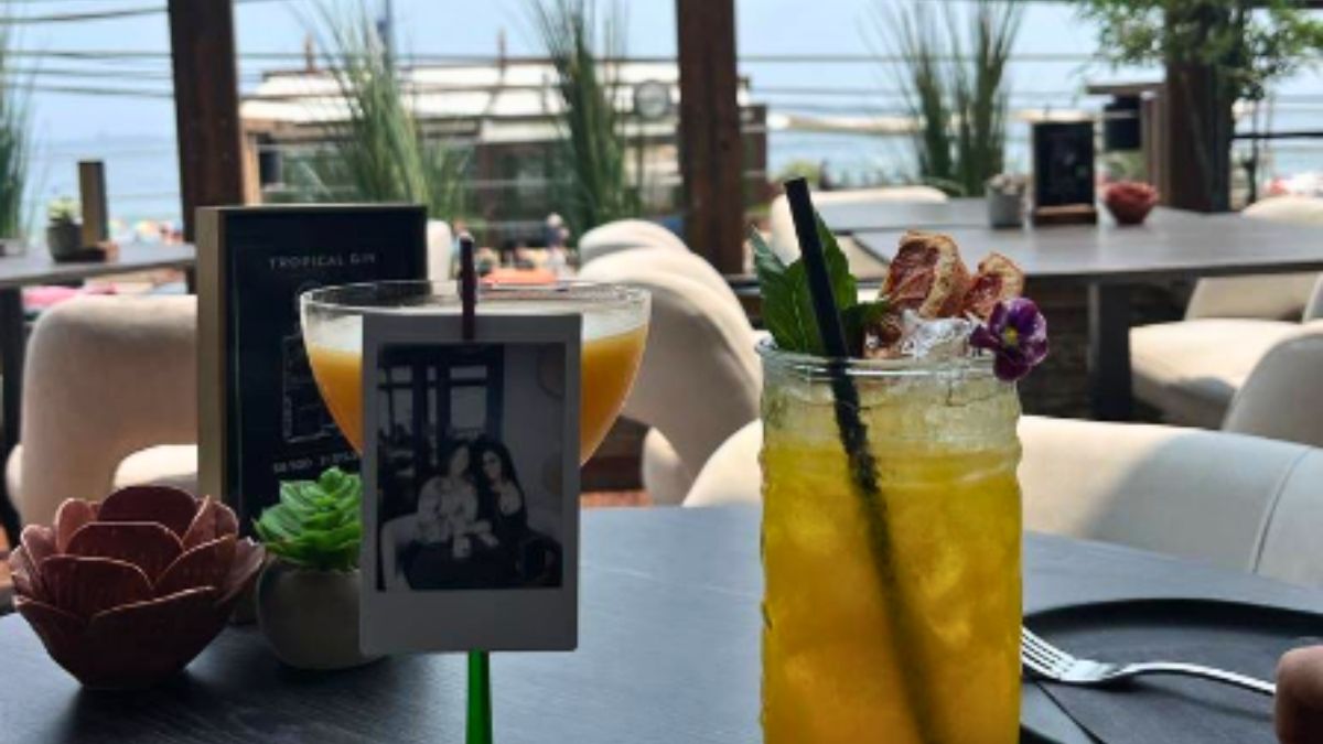 El restaurante est&aacute; ubicado literalmente frente a la playa.