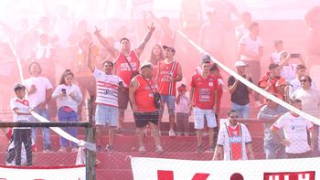 El colorido de los hinchas de Huracán Las Heras en la vuelta al General San Martín