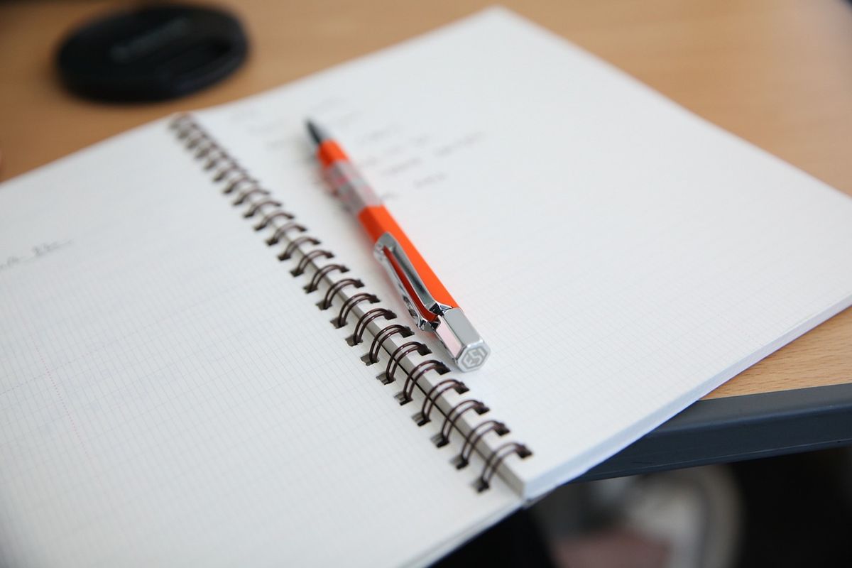 Las personas que sienten culpa suelen tachar cuando escriben. Las personas que sienten culpa suelen tachar cuando escriben.