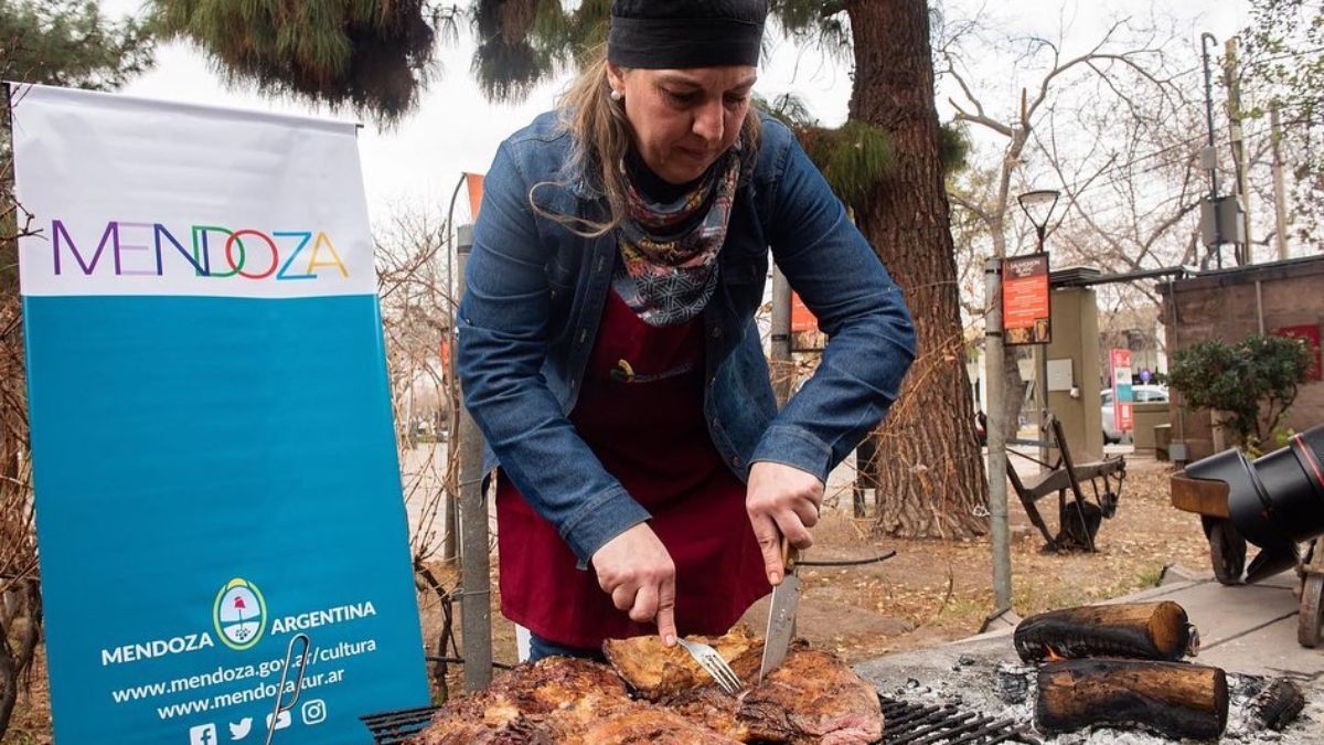 Betiana estuvo el lunes pasado asando carnes en la Enoteca, en un encuentro del turismo provincial, mientras se prepara para el Campeonato federal del Asado en Buenos Aires.