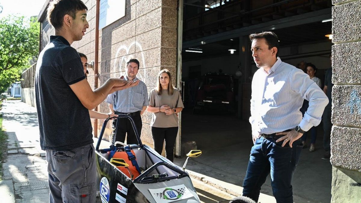 Los alumnos de 5º año de la escuela Gabriel del Mazo consiguieron la beca completa para poder desarrolar su auto eléctrico.