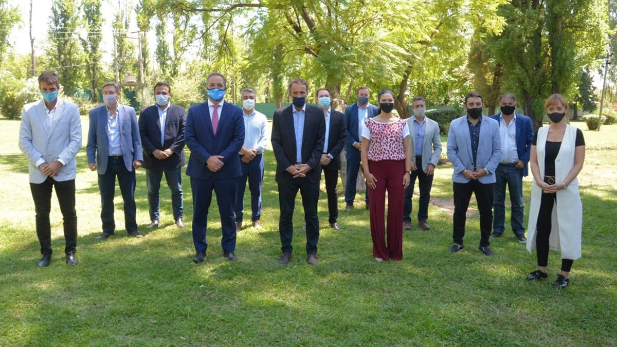 El ministro Gabriel Katopodis junto a la mayoría de los intendentes, menos los radicales, y la presidenta del PJ, Anabel Fernández Sagasti.