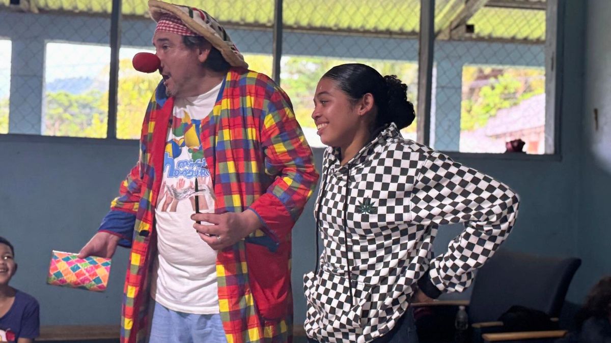 La obra de Fernando Funes, de San Martín, se denomina “The Fabulous Clown”. Durante cuatro días, hizo reír a los chicos de una selva hondureña. La obra de Fernando Funes, de San Martín, se denomina “The Fabulous Clown”. Durante cuatro días, hizo reír a los chicos de una selva hondureña.