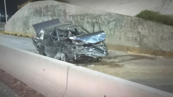 Un joven de 23 años murió al estrellar su auto contra un paredón en Acceso Este y Tirasso