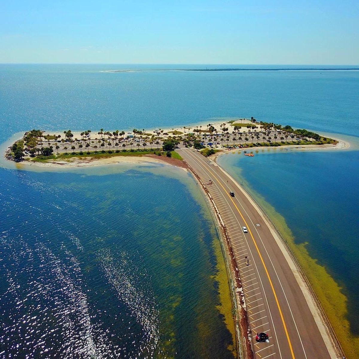 La playa de Florida con aguas tranquilas y arena blanca a 50 minutos de