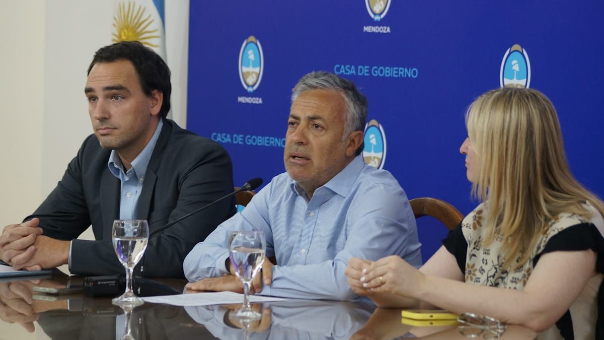 Alfredo Cornejo y el ministro Rodolfo Montero presentaron al equipo de Salud y Deportes.