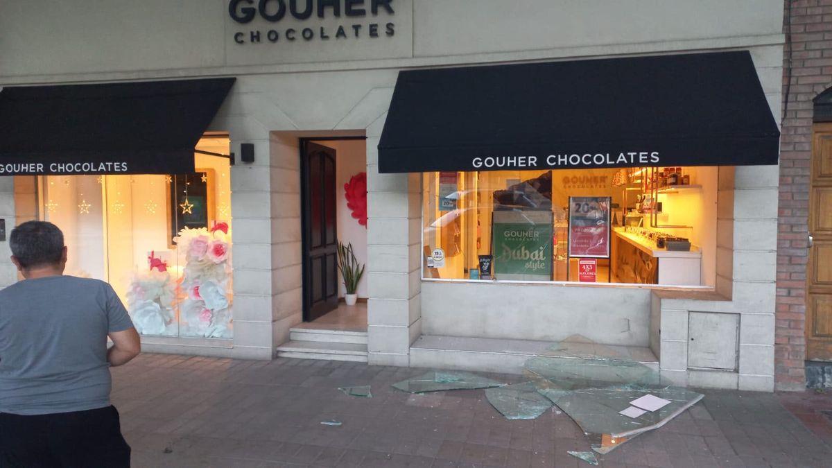 Los pesquisas revisan las cámaras de seguridad para buscar a los delincuentes que rompieron la vidriera. Los pesquisas revisan las cámaras de seguridad para buscar a los delincuentes que rompieron la vidriera.