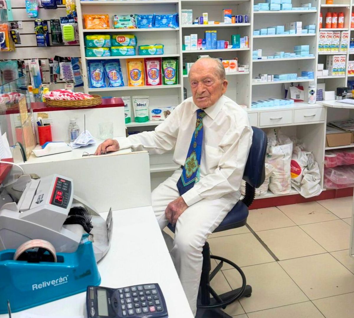 Moisés en su lugar de trabajo, donde atiende la caja de la farmacia por la tarde. Tiene un gran dominio de los números y del teléfono celular. Moisés en su lugar de trabajo, donde atiende la caja de la farmacia por la tarde. Tiene un gran dominio de los números y del teléfono celular.