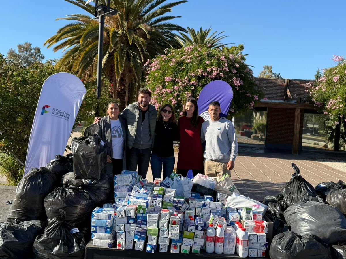 (de izquierda a derecha) Erica Gómez, parte del equipo de Fundación Grupo América, Andrés Bragagnolo y Gisela Fitt, voluntarios de Hormiguitas Solidarias junto a Gabriela Alé, Directora Ejecutiva de Fundación Grupo América y Exequiel Pucheta de Hormiguitas.