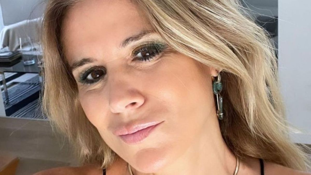 A sus 58 años, Flavia Palmiero estrena microbikini taparrabos en clave floral ultra XS