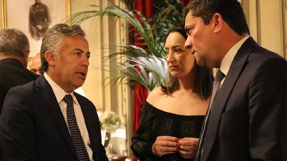 Alfredo Cornejo junto a Sergio Moro, ex juez de Brasil que llevó la causa de Lava Jato, y su esposa Rosangela Moro.