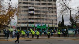 Empleados de Ciudad protestaron frente a la Municipalidad