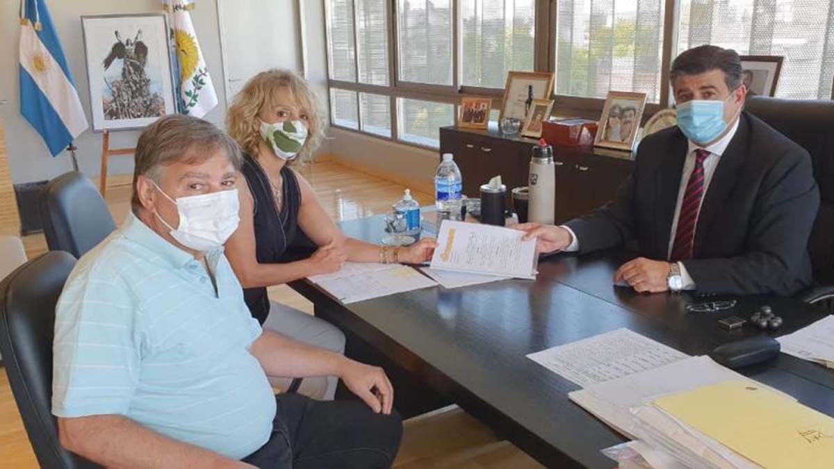 Entrega de petitorio. Daniel Jiménez y Claduia Iturbe, de AMPROS, con el vicegobernador Mario Abed.