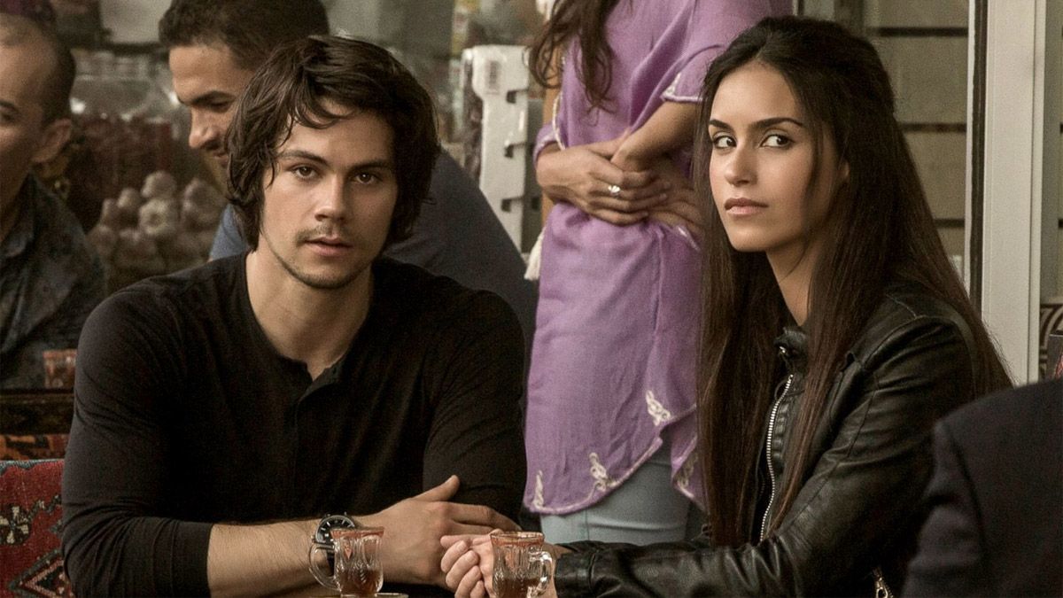 Dylan OBrien y Shiva Negar protagonizan una de las escenas más cautivantes de Netflix, en la película Asesino: misión venganza.