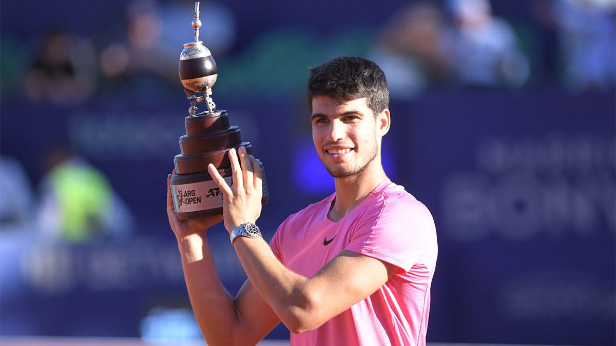 Carlos Alcaraz con el trofeo del Argentina Open 2023