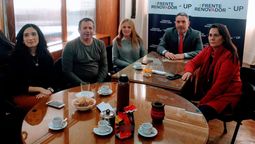 De izquierda a derecha: la abogada Ivana Poblete; el secretario general de la CTA, Gustavo Correa; la directora de Educación de San Carlos, Ángeles Sara; el diputado provincial Jorge Difonso y la líder del SUTE, Carina Sedano.