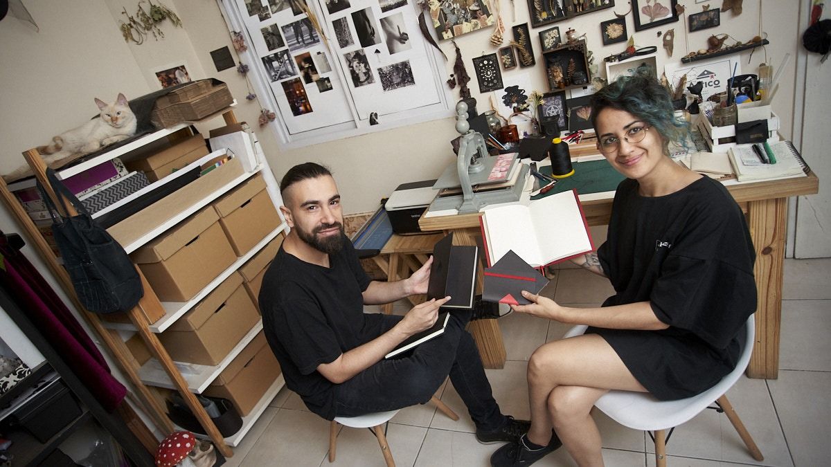 Una pareja fabrica cuadernos con papel de caña de azúcar y packaging de cartón reciclado.
