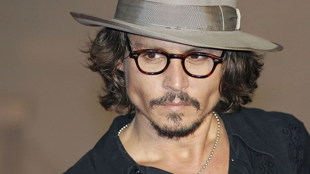 Un irreconocible Johnny Deep la rompe en un rol de mafioso.