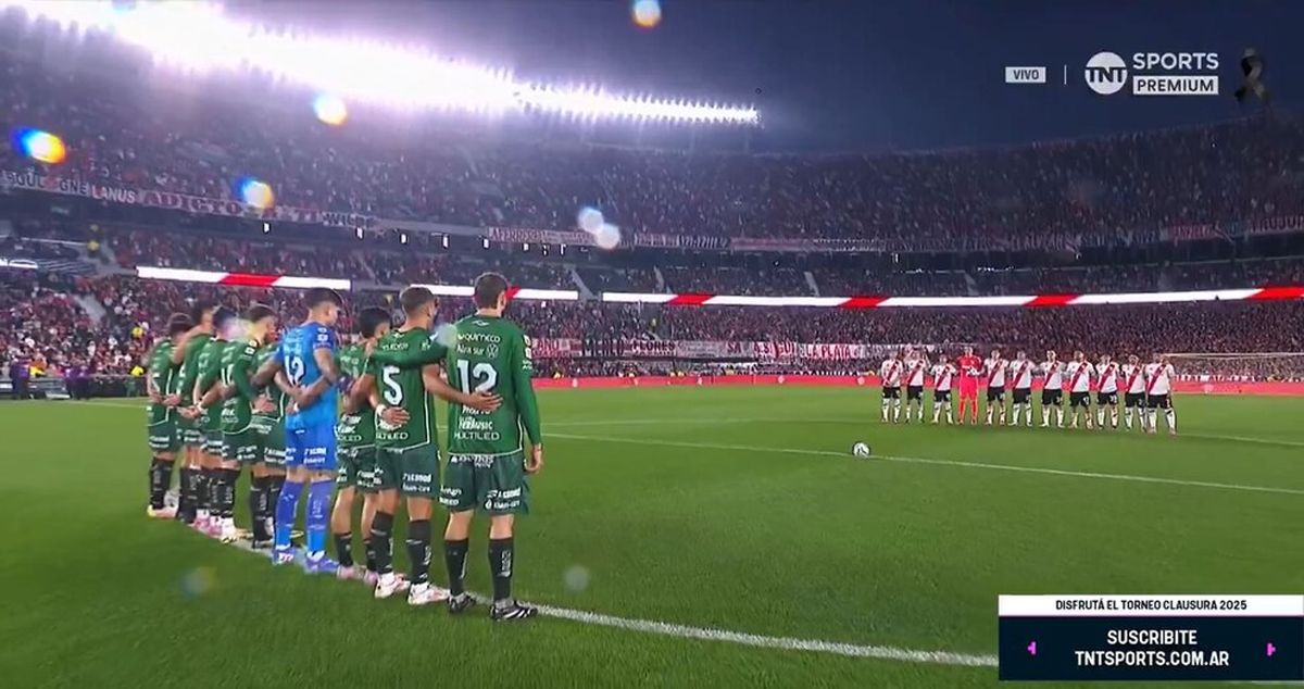 Los hinchas de River tuvieron una conducta ejemplar en el minuto de silencio por Miguel &Aacute;ngel Russo.