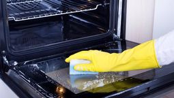 Dile adiós a la grasa del cristal del horno en 15 minutos y déjalo reluciente