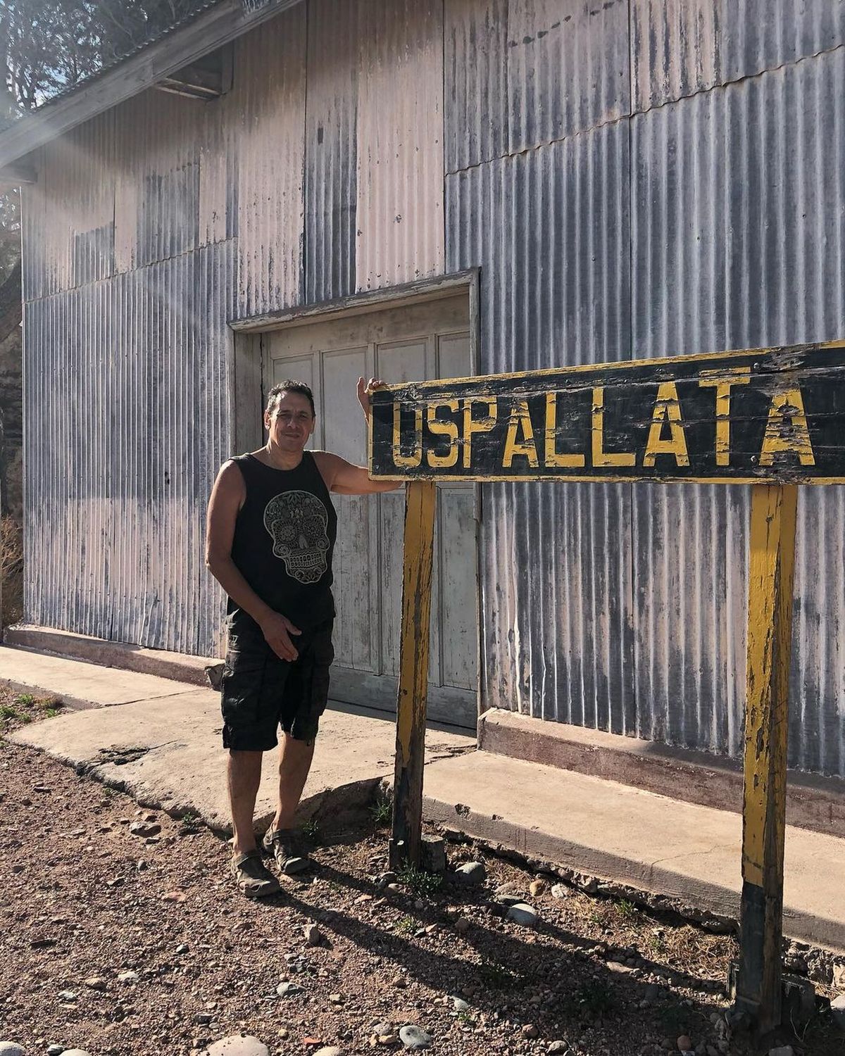 Ricardo Mollo en la vieja estación del Tren Trasandino, en Uspallata.