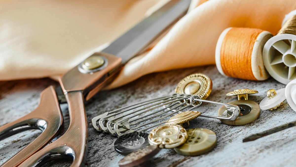 Prepara un costurero bien completo y con los materiales infaltables. Prepara un costurero bien completo y con los materiales infaltables.