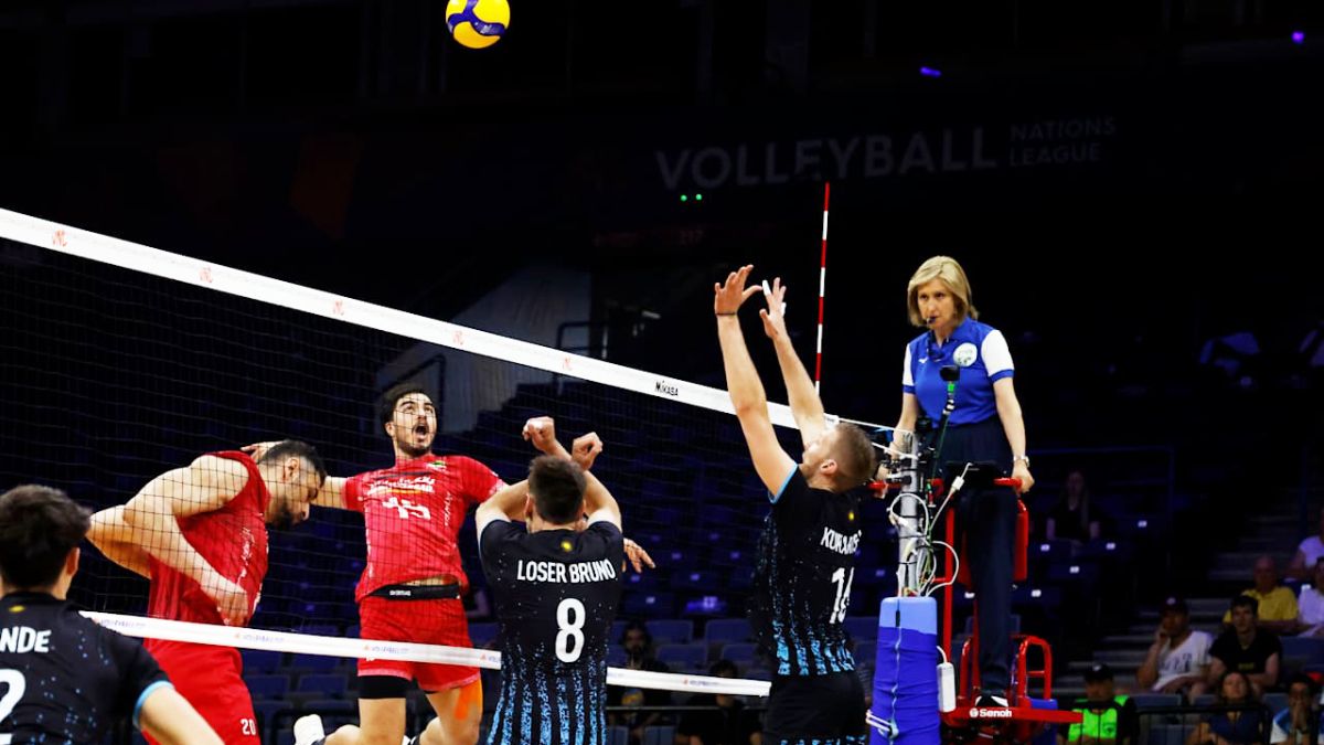 El bloqueo del capitán de la Selección argentina de vóley, Agustín Loser, dio en el rostro de la jueza Dominga Lot en el juego contra Irán por la VNL.