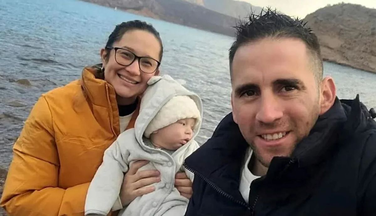 El gendarme argentino Nahuel Gallo junto a su familia.