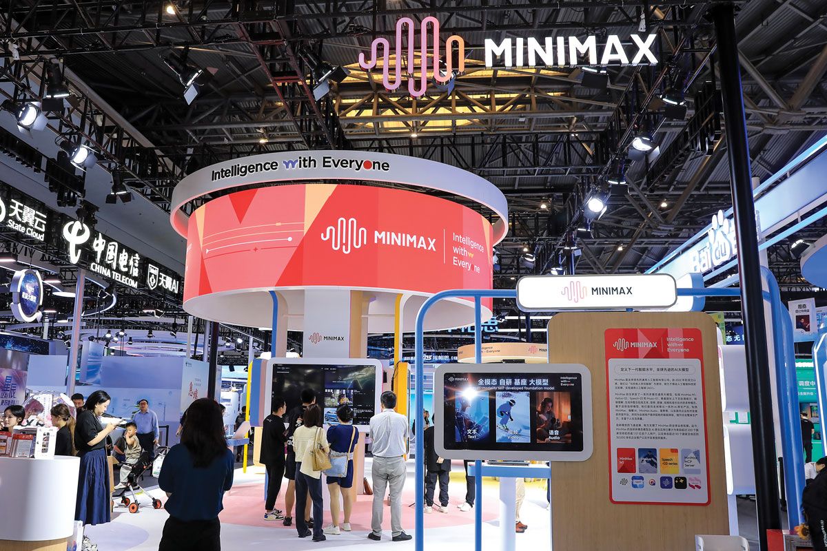 Visitantes conocen MiniMax en su área de exhibición durante la Conferencia Mundial de Inteligencia Artificial 2025 en Shanghai, el 29 de julio. PARA USO DE CHINA DAILY.