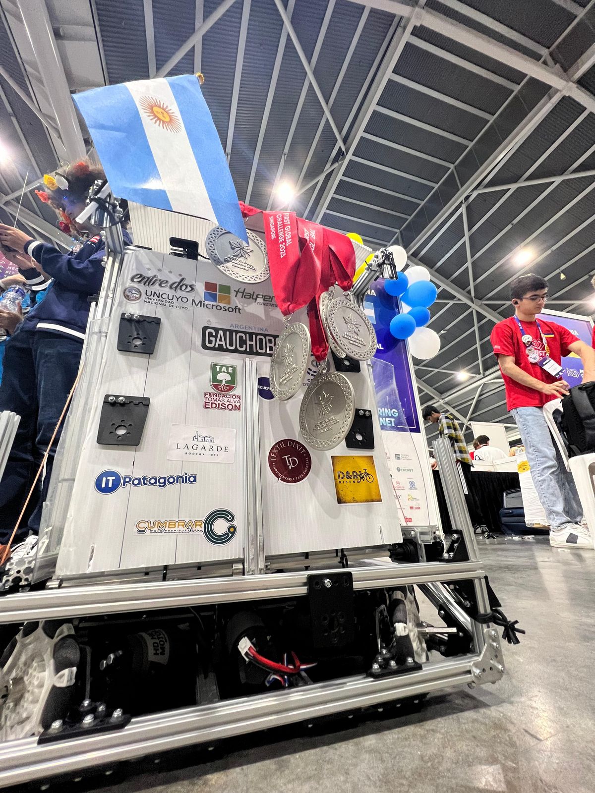 Gauchobot, la máquina ideada por adolescentes de 15 y 16 años que se esforzaron para ganar el Mundial de Robótica. Gauchobot, la máquina ideada por adolescentes de 15 y 16 años que se esforzaron para ganar el Mundial de Robótica.