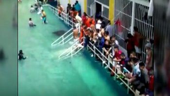 Video: Presos convirtieron el patio de una cárcel en una gran piscina