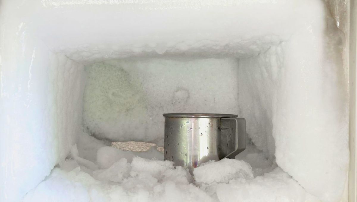 Puedes utilizar una espátula de metal caliente para remover el hielo pegado. Puedes utilizar una espátula de metal caliente para remover el hielo pegado. 