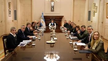 Javier Milei volvió a respaldar al cuestionado Manuel Adorni en la reunión de Gabinete Javier Milei volvió a respaldar al cuestionado Manuel Adorni en la reunión de Gabinete