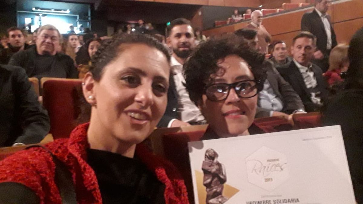 Romina Basile (izq.) y Laura Tosi, son las creadoras de la entidad que une el voluntariado solidario de mujeres mendocinas, para abrigar con sus tejidos a quienes sufren el frío.