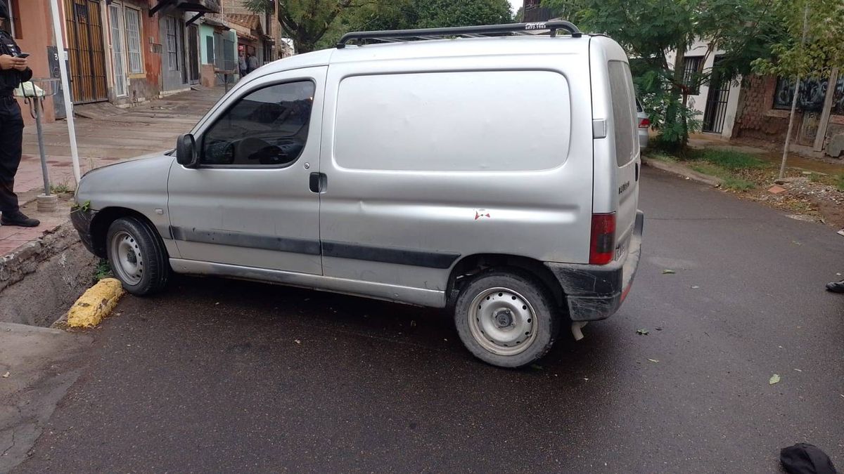 La camioneta encargada de entregar los paquetes de Mercado Libre fue recuperada en Las Heras. La camioneta encargada de entregar los paquetes de Mercado Libre fue recuperada en Las Heras.