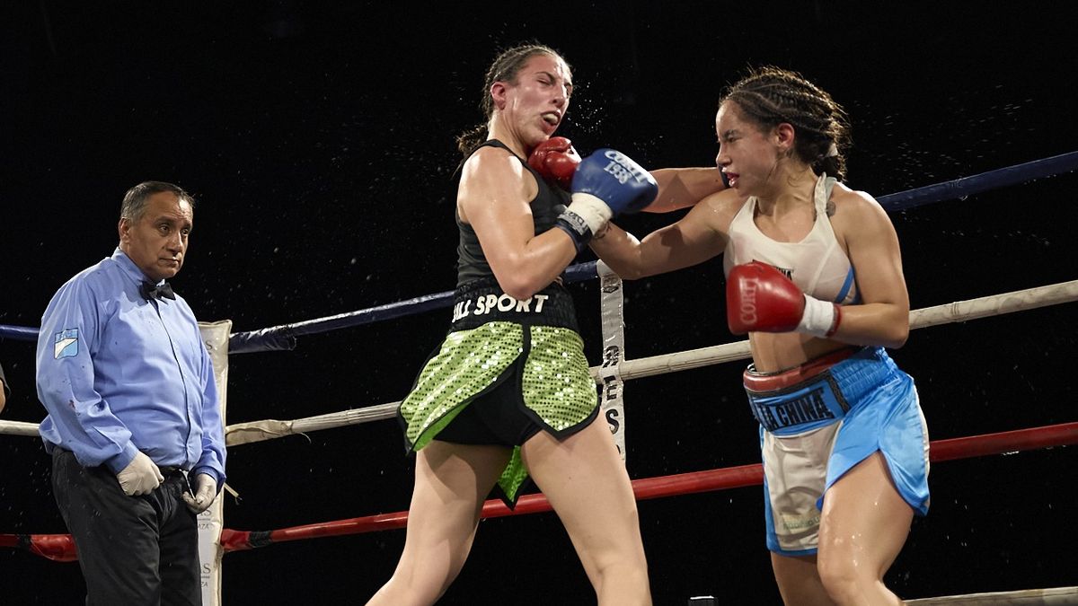 Por dentro. Brisa Alfonzo filtra la derecha e imapcta la mandíbula de Alaniz. La China ganó en el pleito de fondo del festival de boxeo profesional del auditorio Ángel Bustelo.