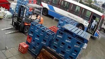 Video: un hombre se bajó del colectivo para robar cervezas 