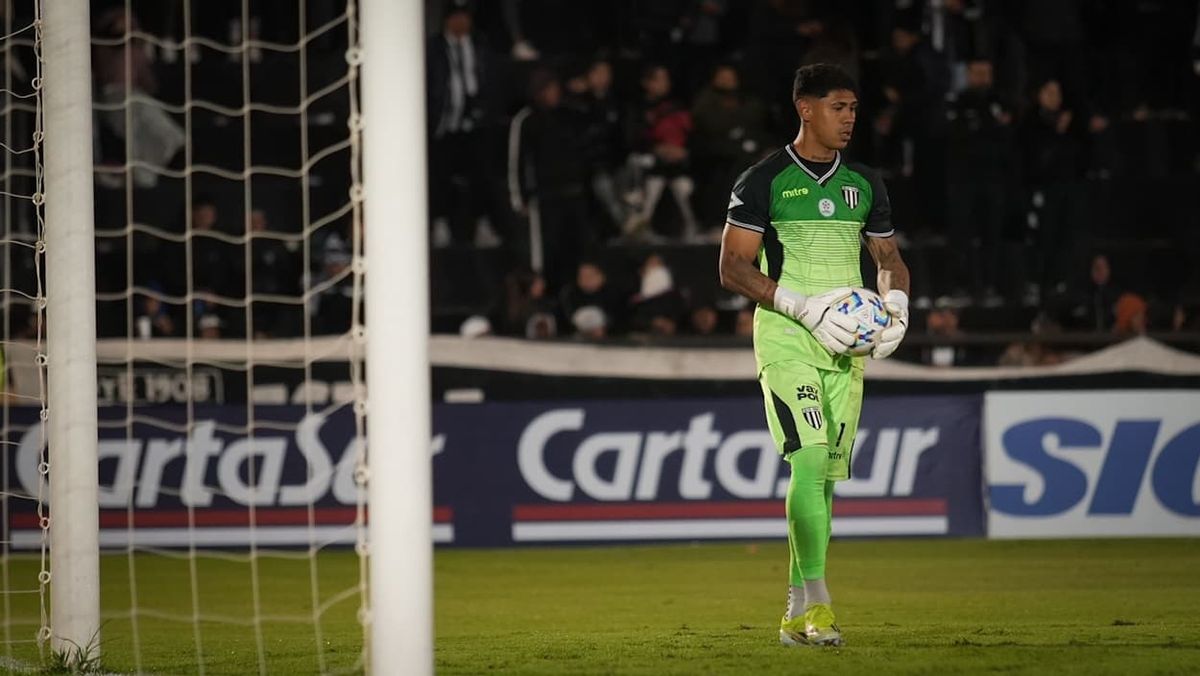 El arquero de Gimnasia y Esgrima Lautaro Petruchi.El Lobo es el líder de la Zona B del torneo de la Primera Nacional.